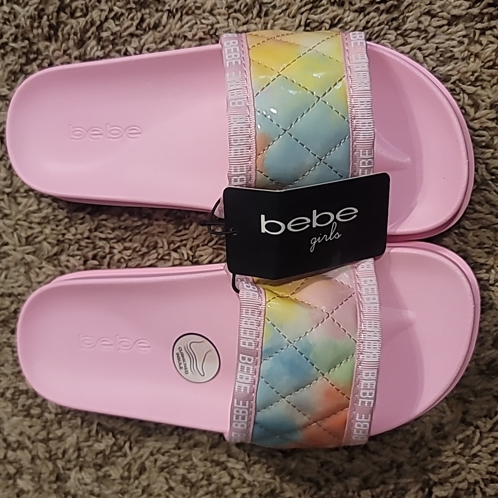 BEBE GIRLS QUILTED LOGO SLIDE/SANDAL: PINK W/ TIE DYE: NWT: SZ L (2/3)